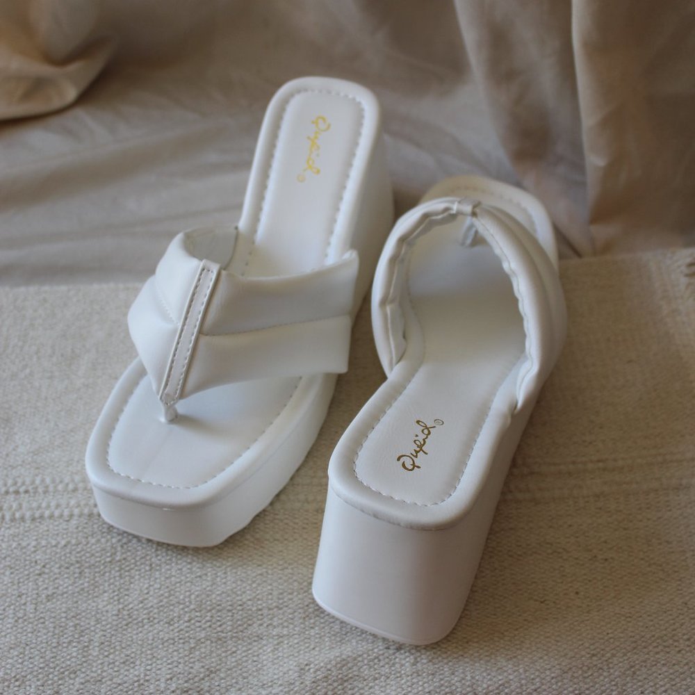 🚨FEW PAIRS LEFT// White platform Thong Sandal - Picture 3 of 11